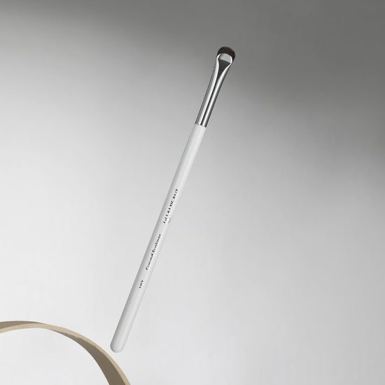 Albeaut concealer brush — small angled precision blending brush for under eyes
