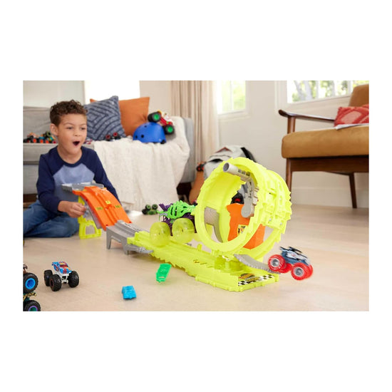 Hot Wheels Monster Trucks track set — Charge & Chase challenge with 2 trucks and cars