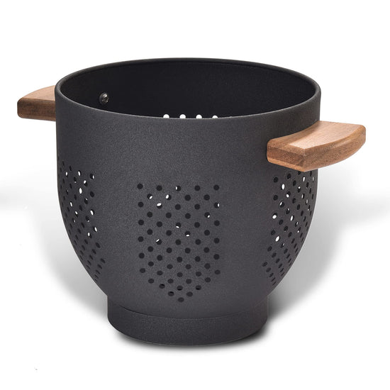 Food strainer — Metal colander with wood handle and stable base for draining pasta and vegetables