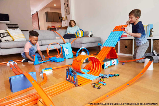 Hot Wheels toy vehicle set — race crate with stunts and portable storage track 8+ feet long