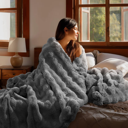 Faux fur blanket — Bubble design by Bedelite