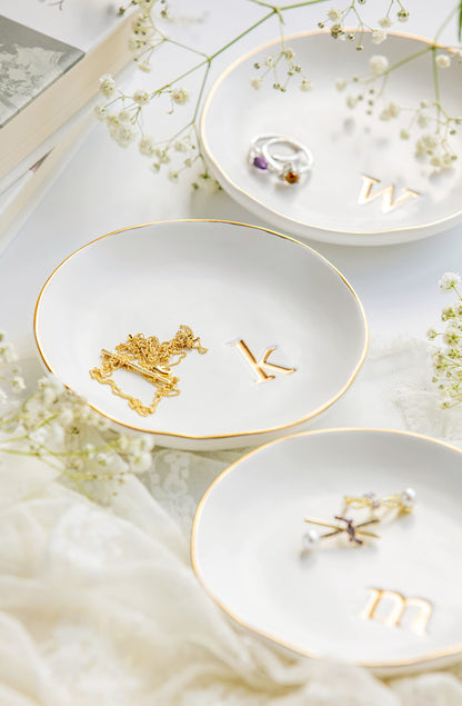 COLLECTIVE HOME - Jewelry storage with ceramic decorative trinket dish in white surface 4.75 diameter.