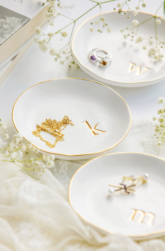 COLLECTIVE HOME - Jewelry storage with ceramic decorative trinket dish in white surface 4.75 diameter.