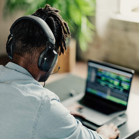 V-Moda Boom Pro microphone — professional quality sound delivery.V-Moda Boom Pro microphone — enhanced audio for gaming and streaming.
