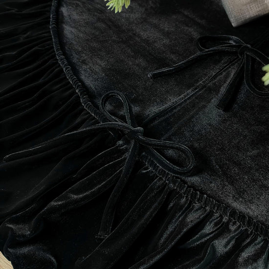 Tree skirt — Ruffled velvet with lace-up tie closure and foam padding
