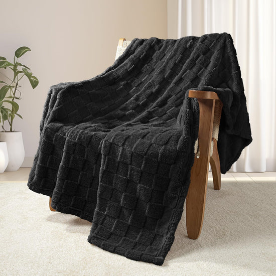 Exclusivo Mezcla fleece throw blanket — super soft 3D checkered jacquard design
