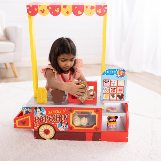 Melissa & Doug pretend play food counter – 33 pieces with FSC-certified materials
