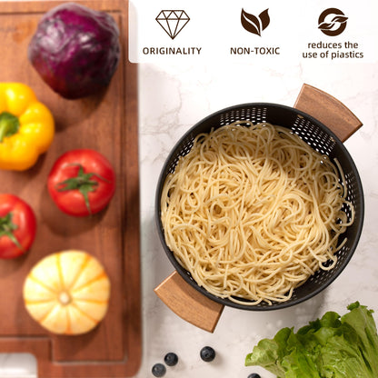 Food strainer — Metal colander with wood handle and stable base for draining pasta and vegetables