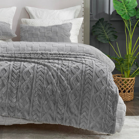 Faux fur throw blanket — Cozy soft plush design for winter warmth and comfort