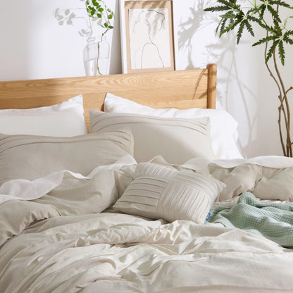 Bedsure bedding set — Pinch pleat design with down alternative comforter and pillows