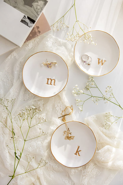 COLLECTIVE HOME - Jewelry storage with ceramic decorative trinket dish in white surface 4.75 diameter.