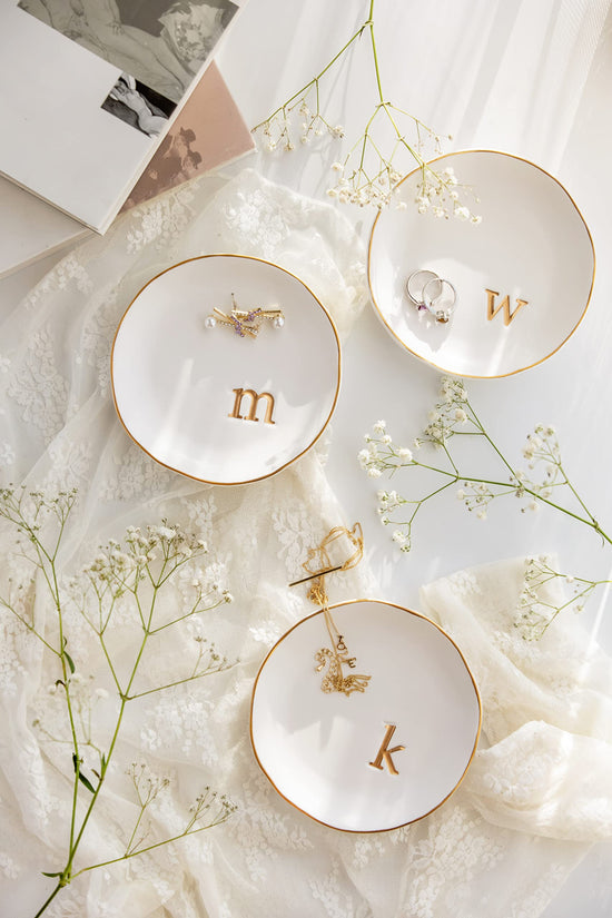 COLLECTIVE HOME - Jewelry storage with ceramic decorative trinket dish in white surface 4.75 diameter.