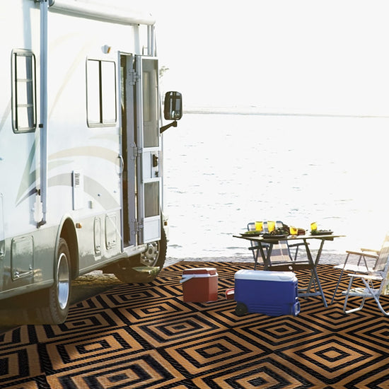 Ridota reversible rug — modern plastic straw design for outdoor use