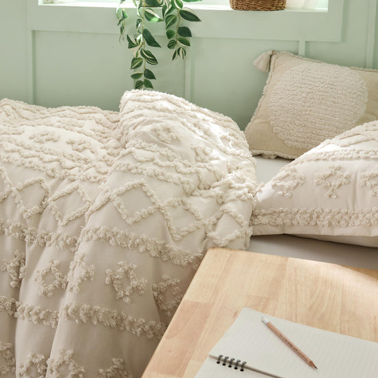 Bedsure bedding set — Tufted boho comforter with vintage embroidery