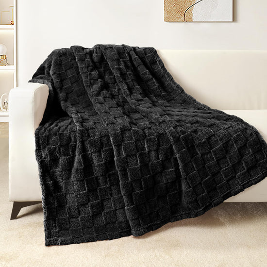 Exclusivo Mezcla fleece throw blanket — super soft 3D checkered jacquard design