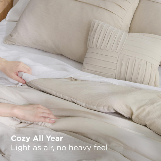 Bedsure bedding set — Pinch pleat design with down alternative comforter and pillows