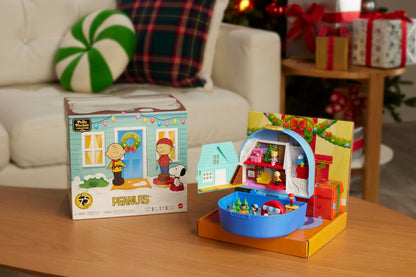 Toy figure playset — Polly Pocket x Peanuts compact with Snoopy and Woodstock