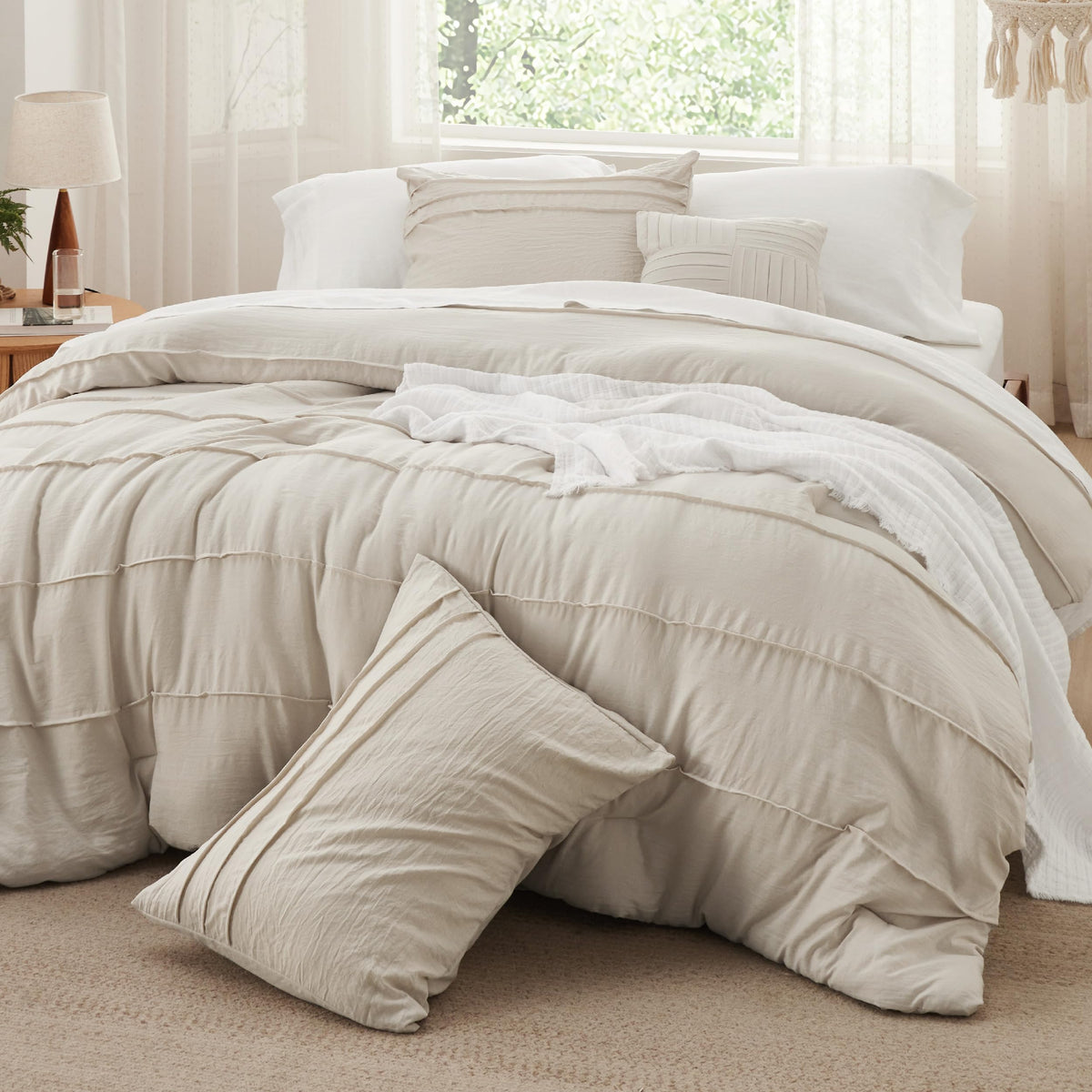 Bedsure bedding set — Pinch pleat design with down alternative comforter and pillows