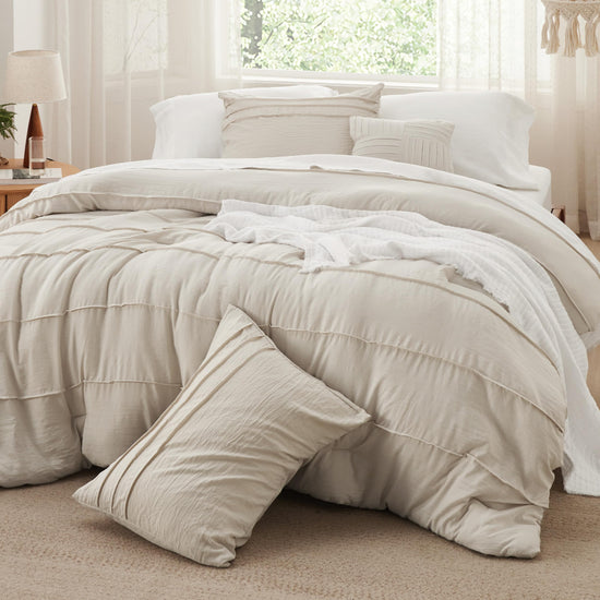 Bedsure bedding set — Pinch pleat design with down alternative comforter and pillows