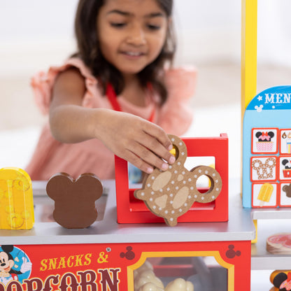 Melissa & Doug pretend play food counter – 33 pieces with FSC-certified materials