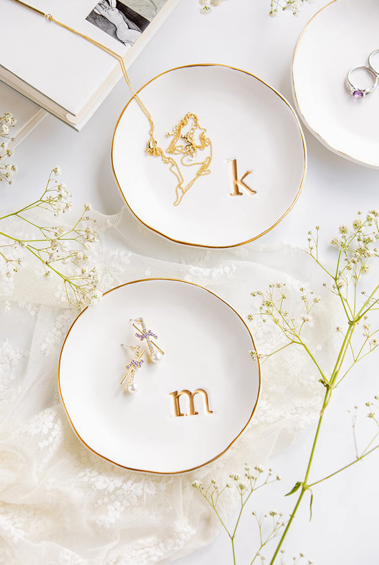 COLLECTIVE HOME - Jewelry storage with ceramic decorative trinket dish in white surface 4.75 diameter.