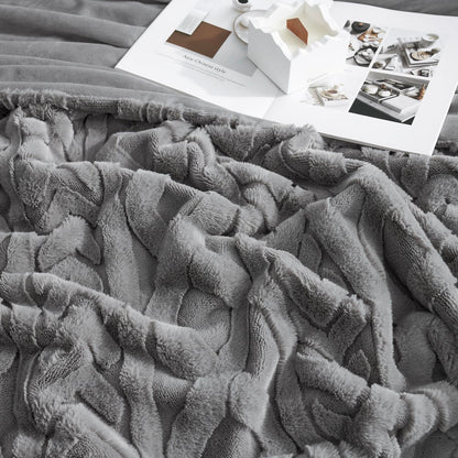 Faux fur throw blanket — Cozy soft plush design for winter warmth and comfort