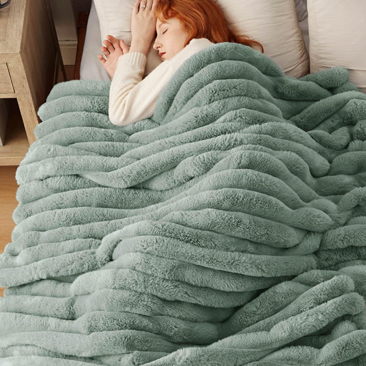 Bedsure faux fur throw blanket - Soft polyester material