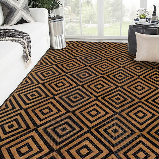 Ridota reversible rug — modern plastic straw design for outdoor use